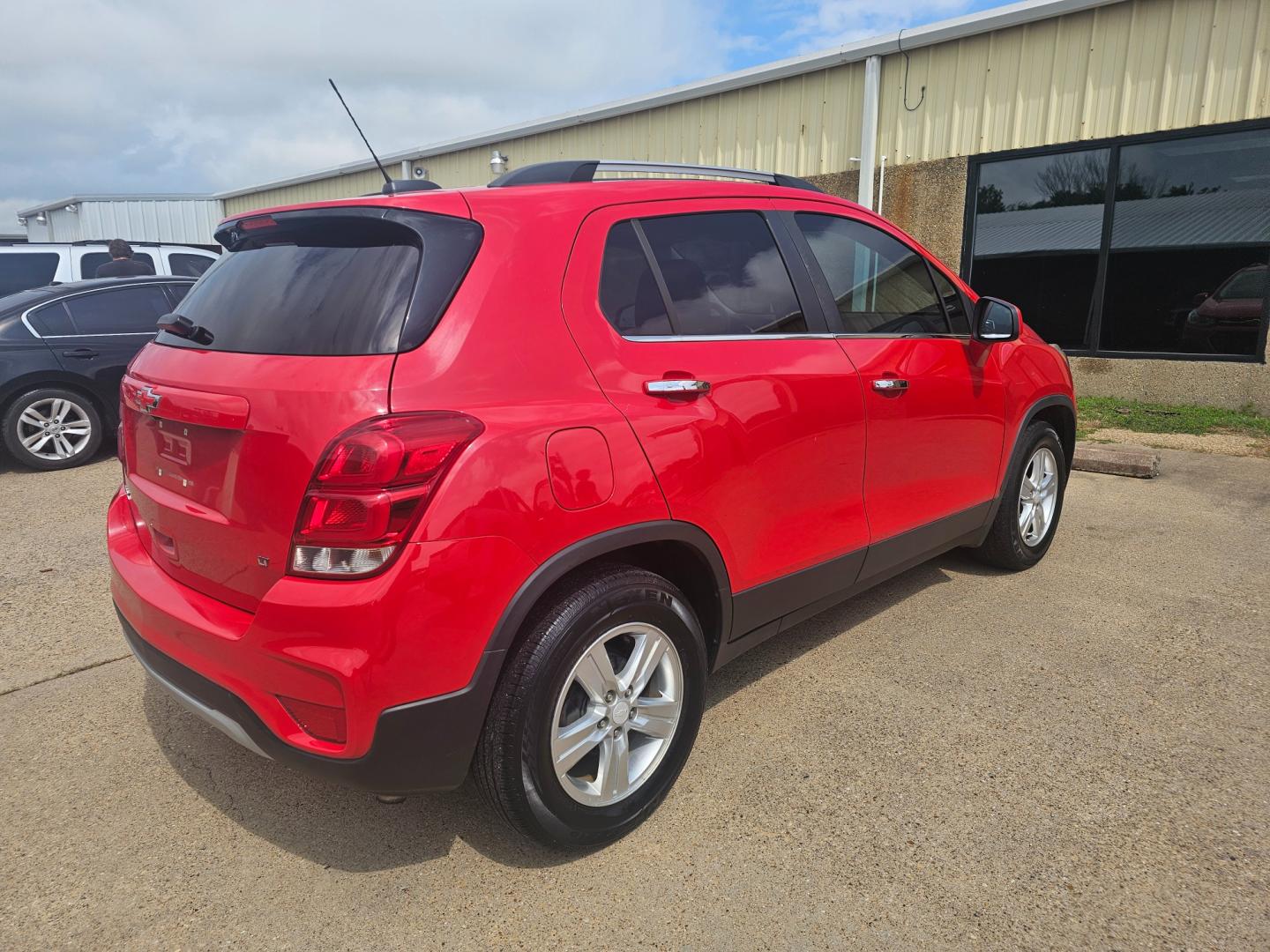 2017 RED Chevrolet Trax LT FWD (3GNCJLSBXHL) with an 1.4L L4 DOHC 16V engine, 6A transmission, located at 533 S Seven Points BLVD, Seven Points, TX, 75143, (430) 255-4030, 32.313999, -96.209351 - Photo#2